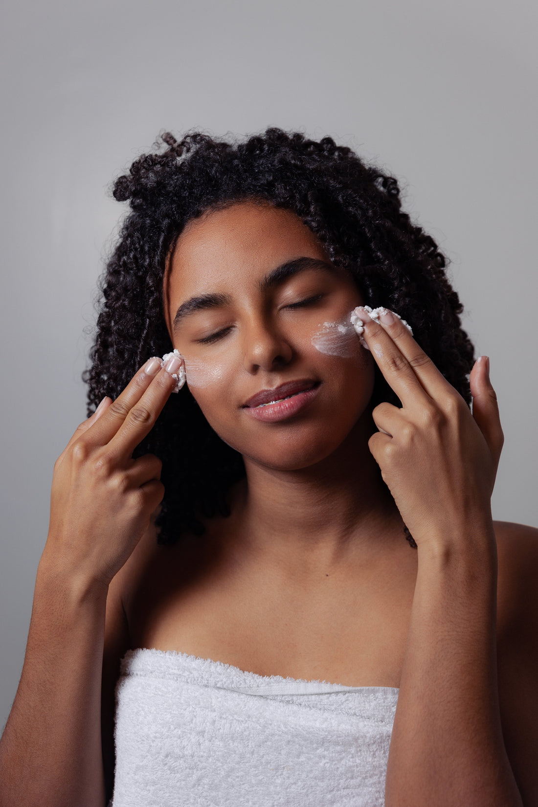 Savon solide vs gel douche : lequel respecte vraiment votre peau ?